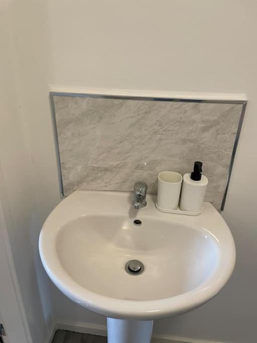 Lovely 1 Bedroom Studio Apartment - Merthyr Tydfil Εξωτερικό φωτογραφία